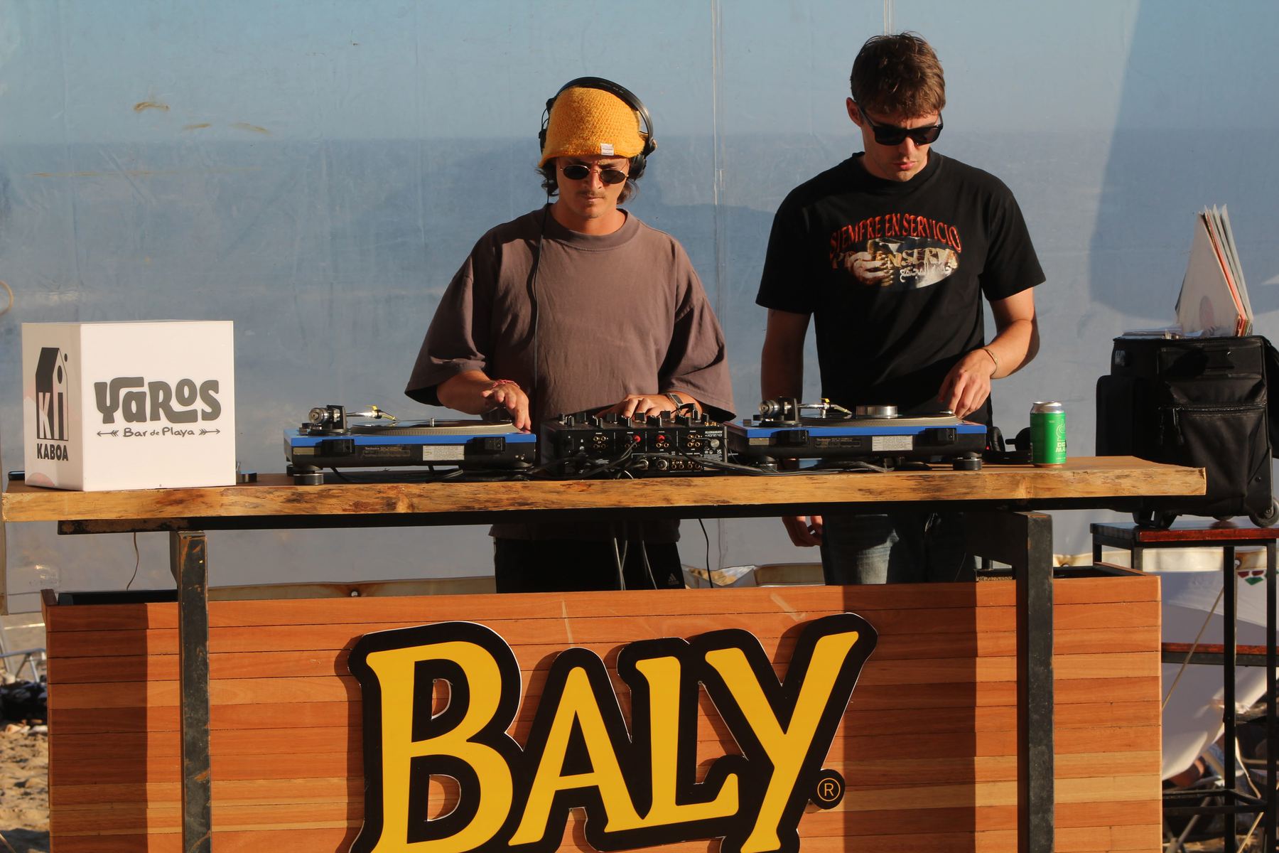 DJ set frente al mar en Yaros