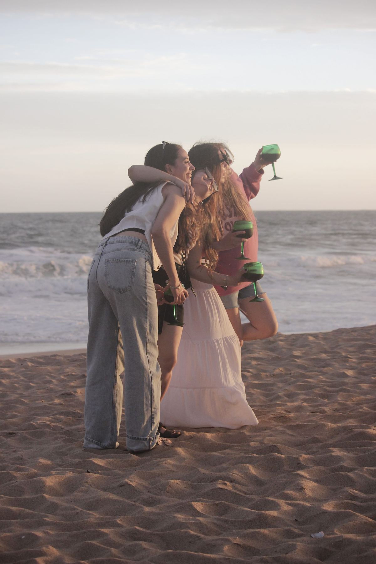 Gente disfrutando el atardecer