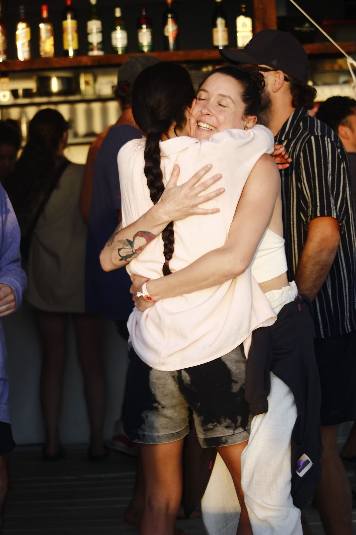 Abrazo en plena fiesta