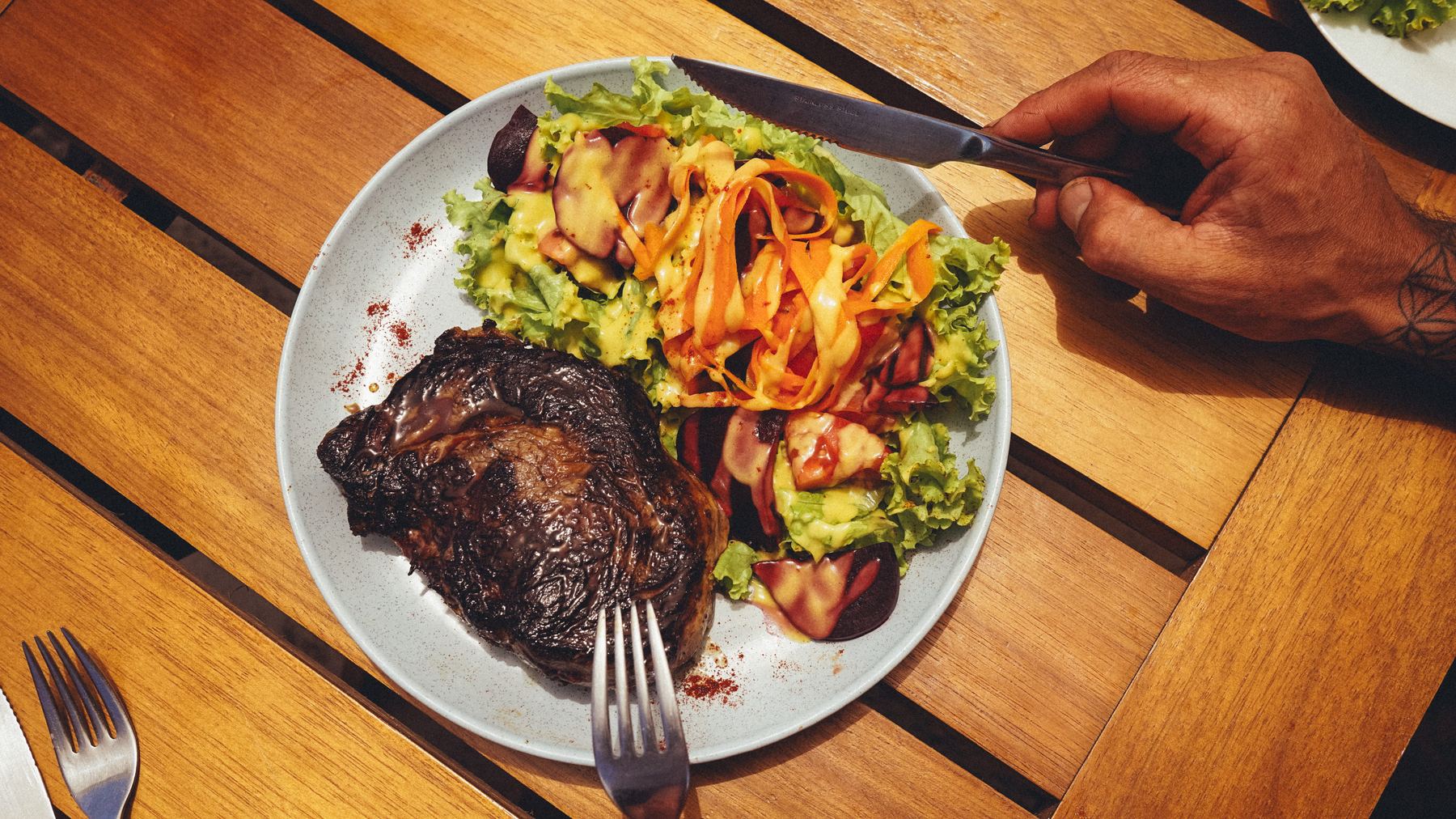 Bife con ensalada