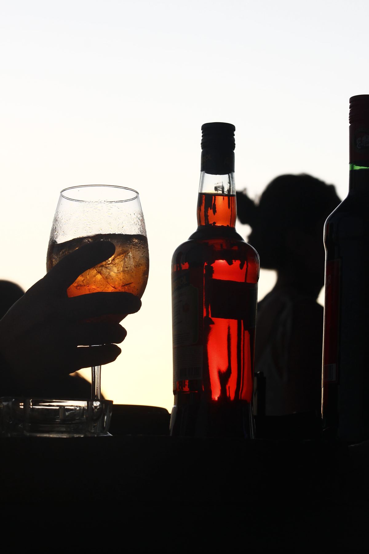 Botellas contra el sol del atardecer