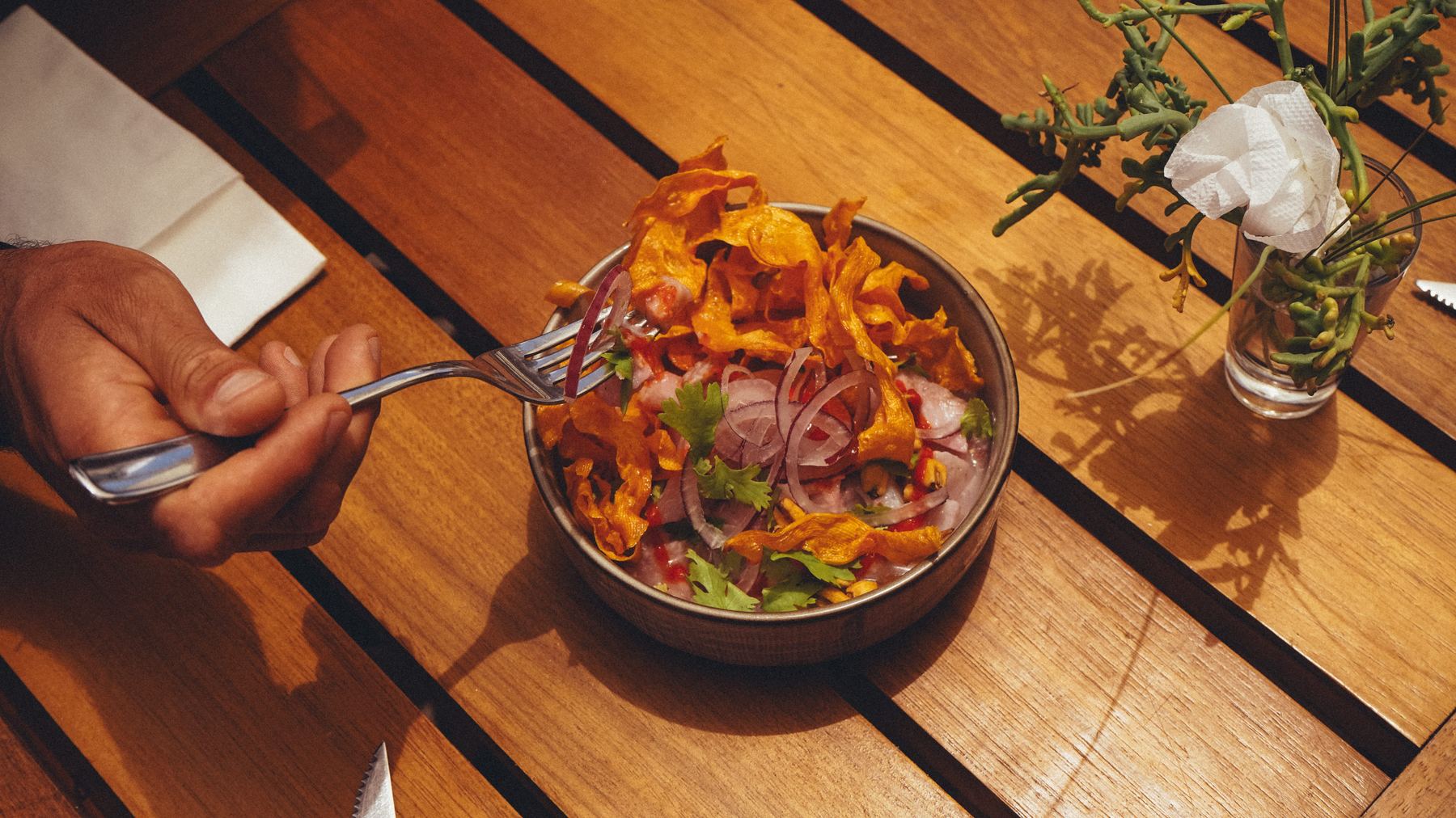Ceviche servido en la mesa