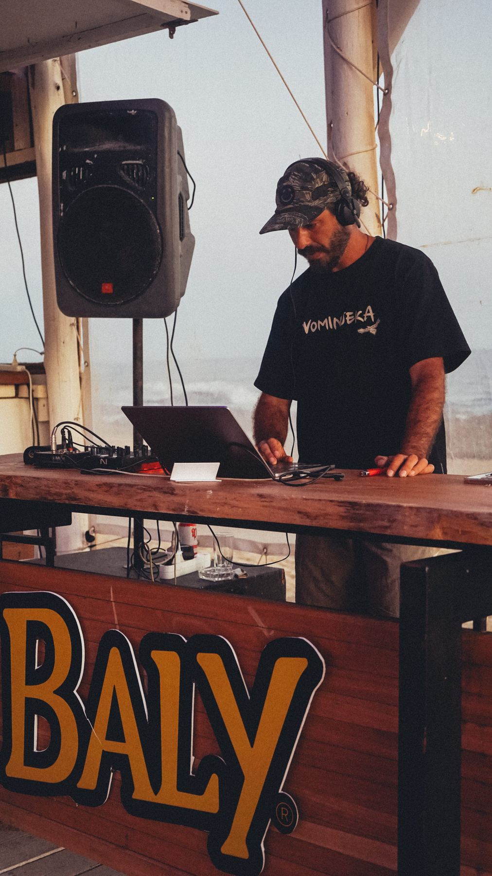 Cabina de DJ al atardecer