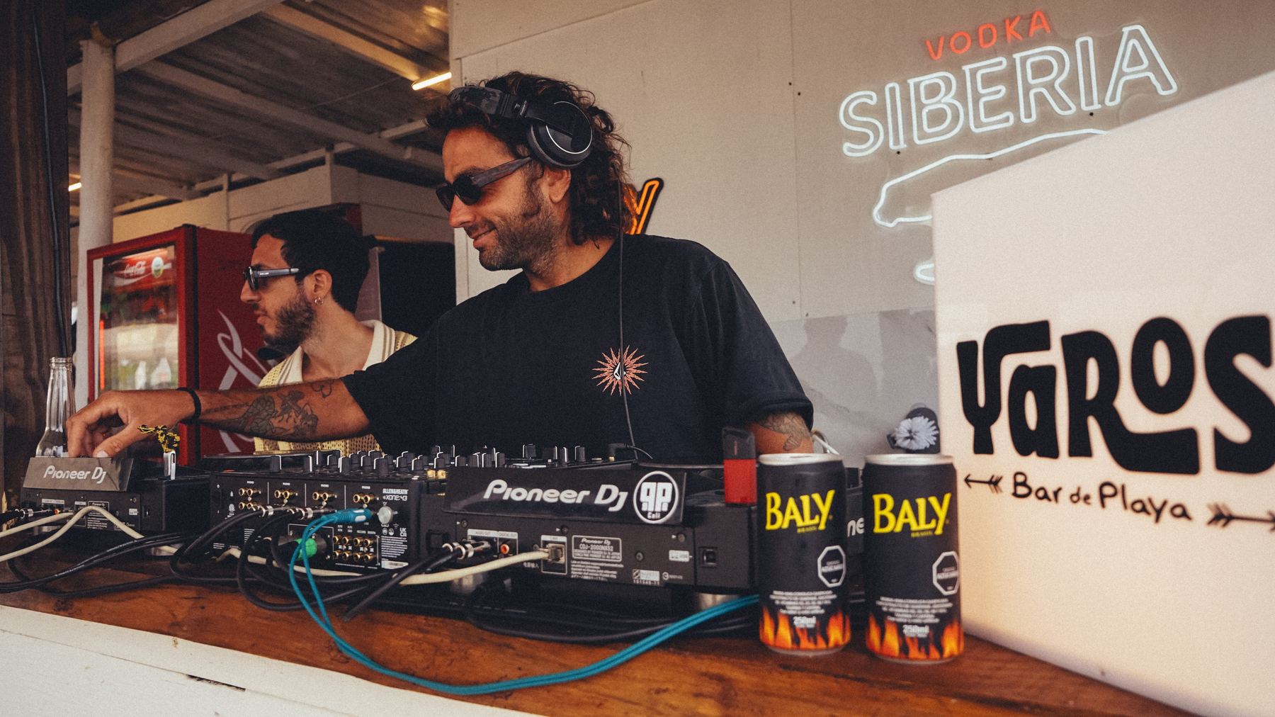 DJ en cabina con público