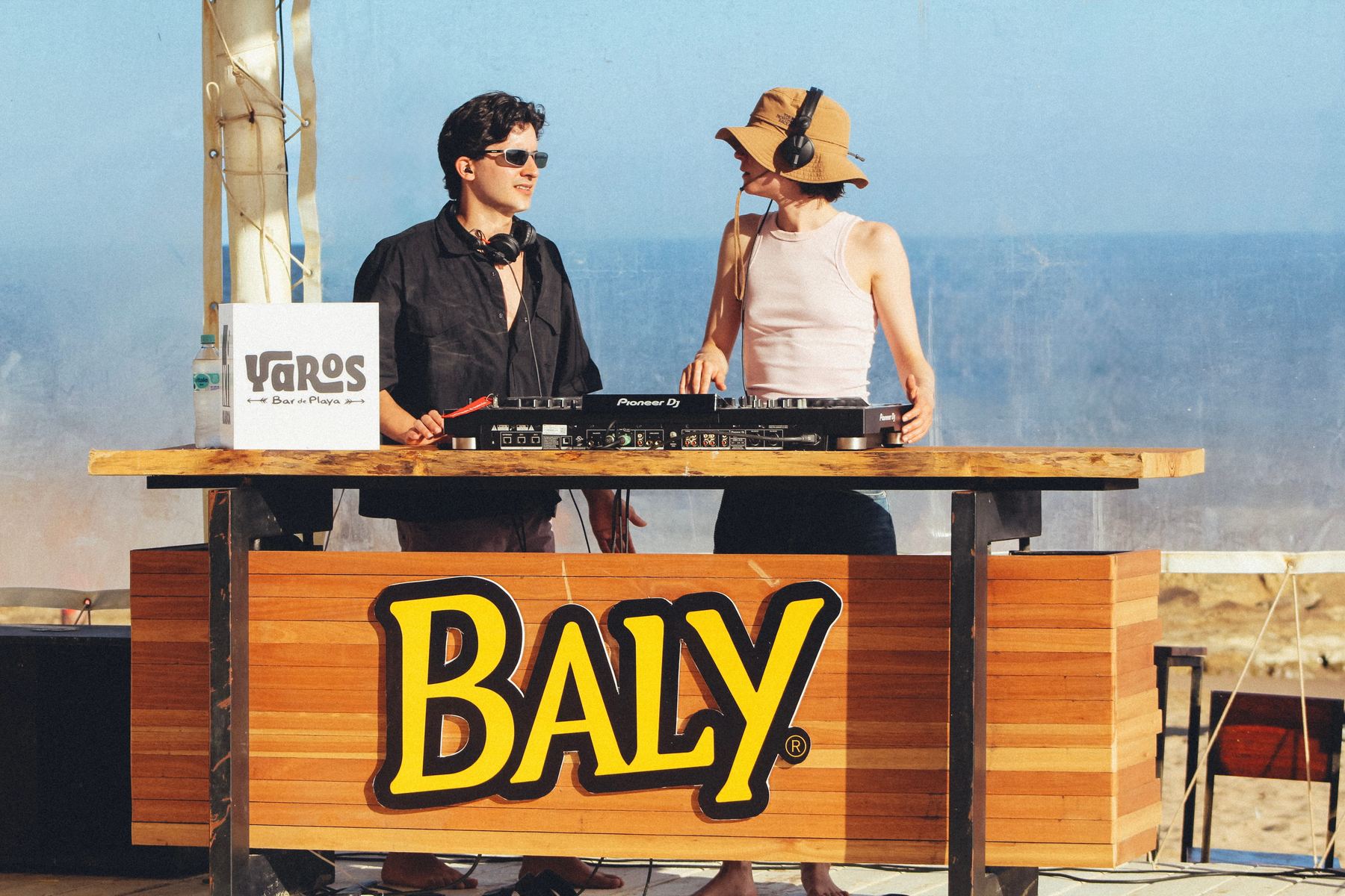 Dúo de DJs en la cabina