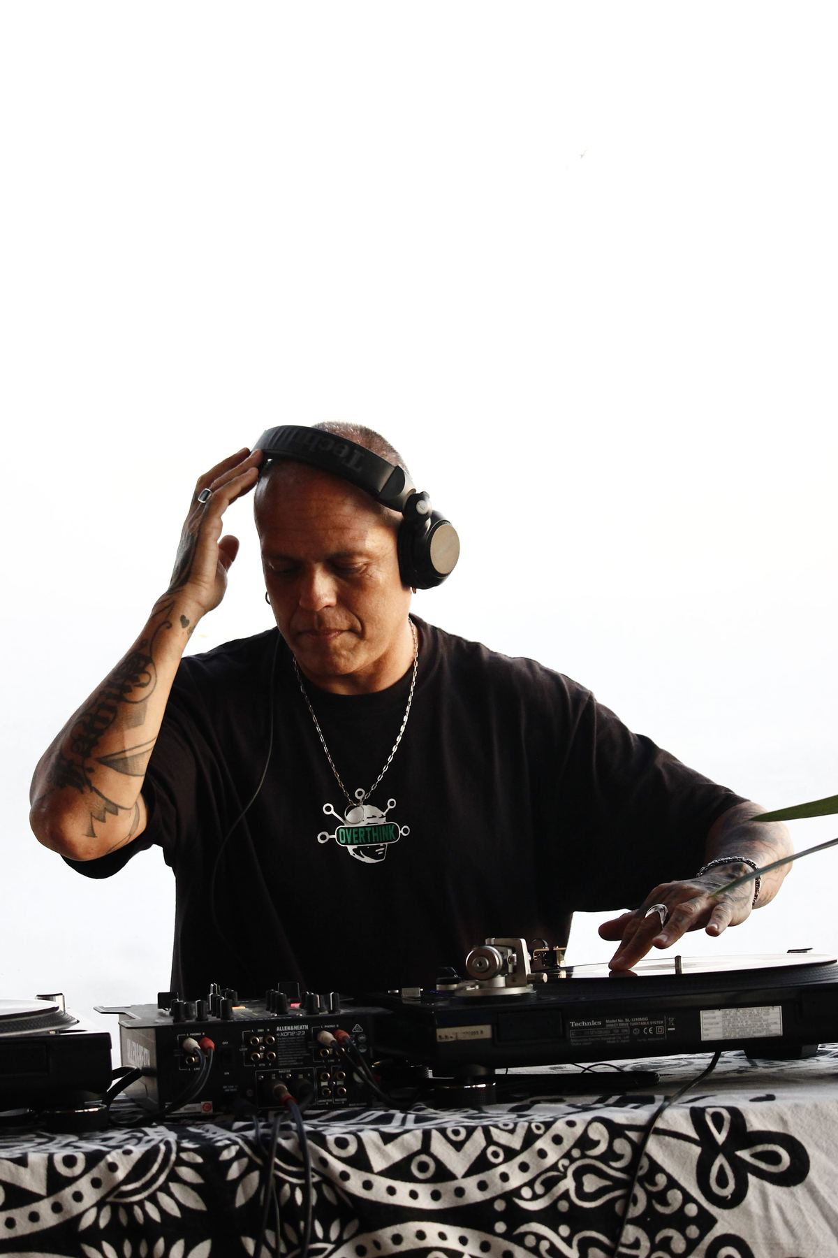 DJ tocando de noche