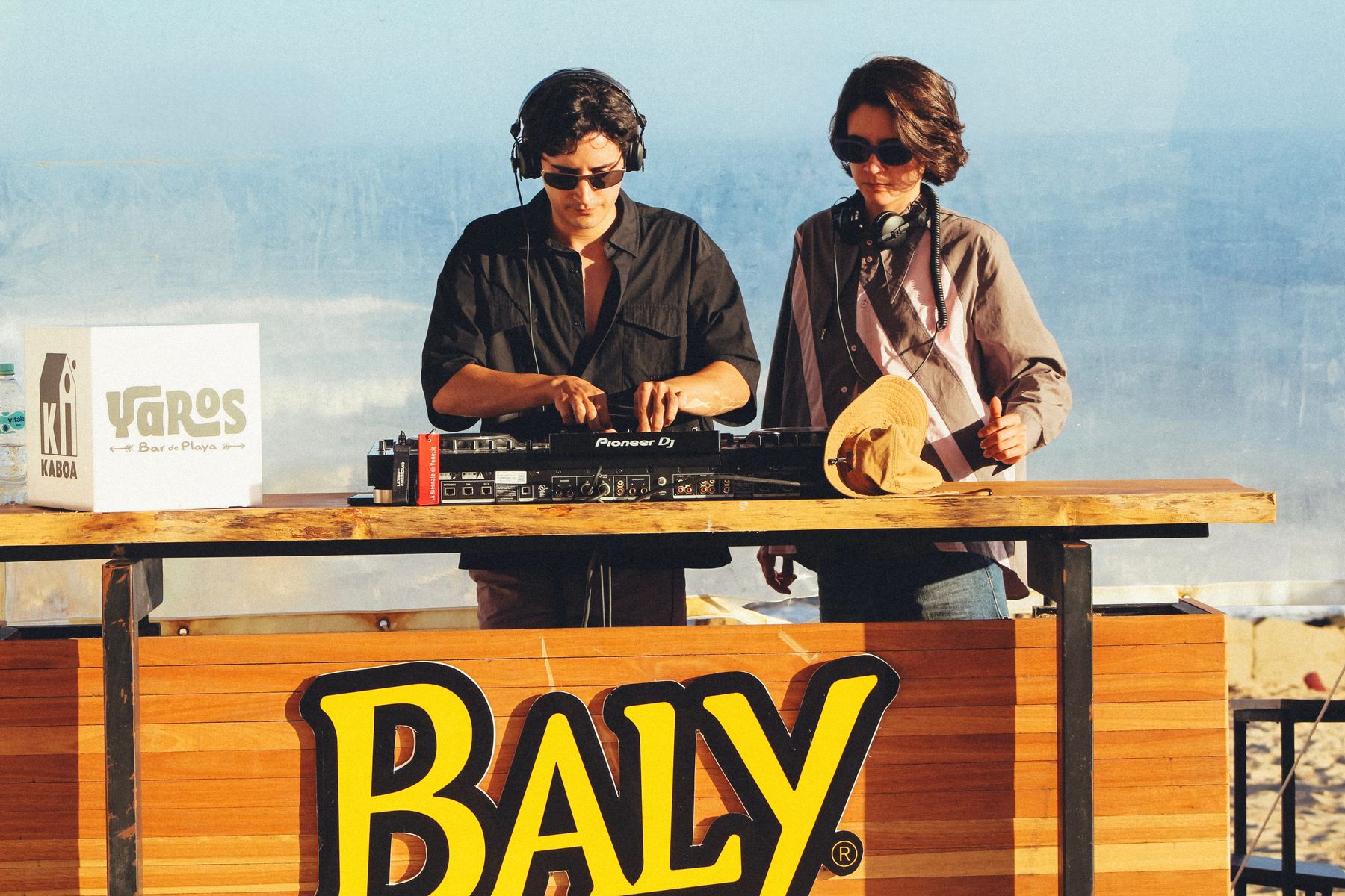 DJ mezclando en la playa