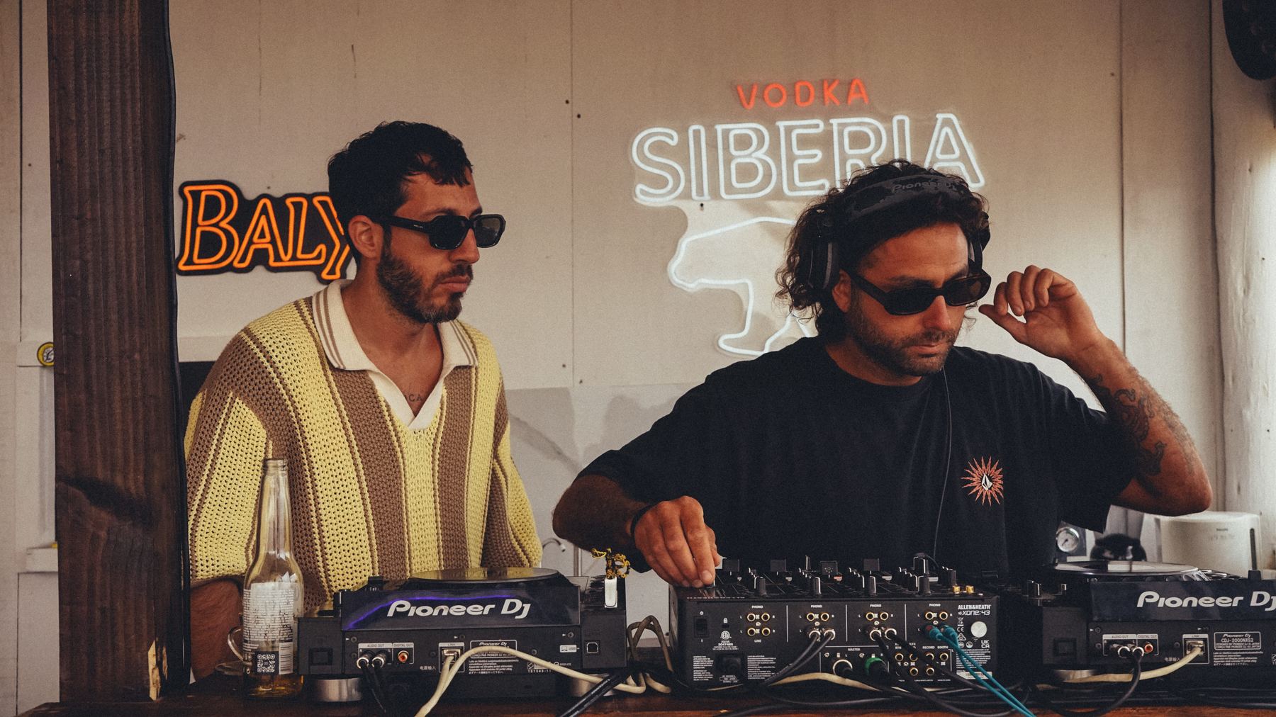 DJs en la barra de Yaros