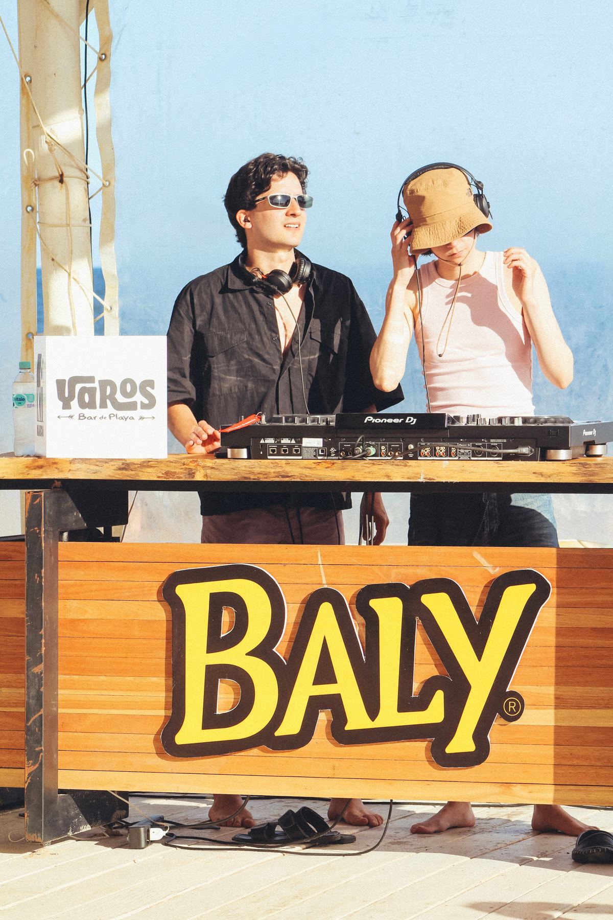 DJ tocando durante el atardecer