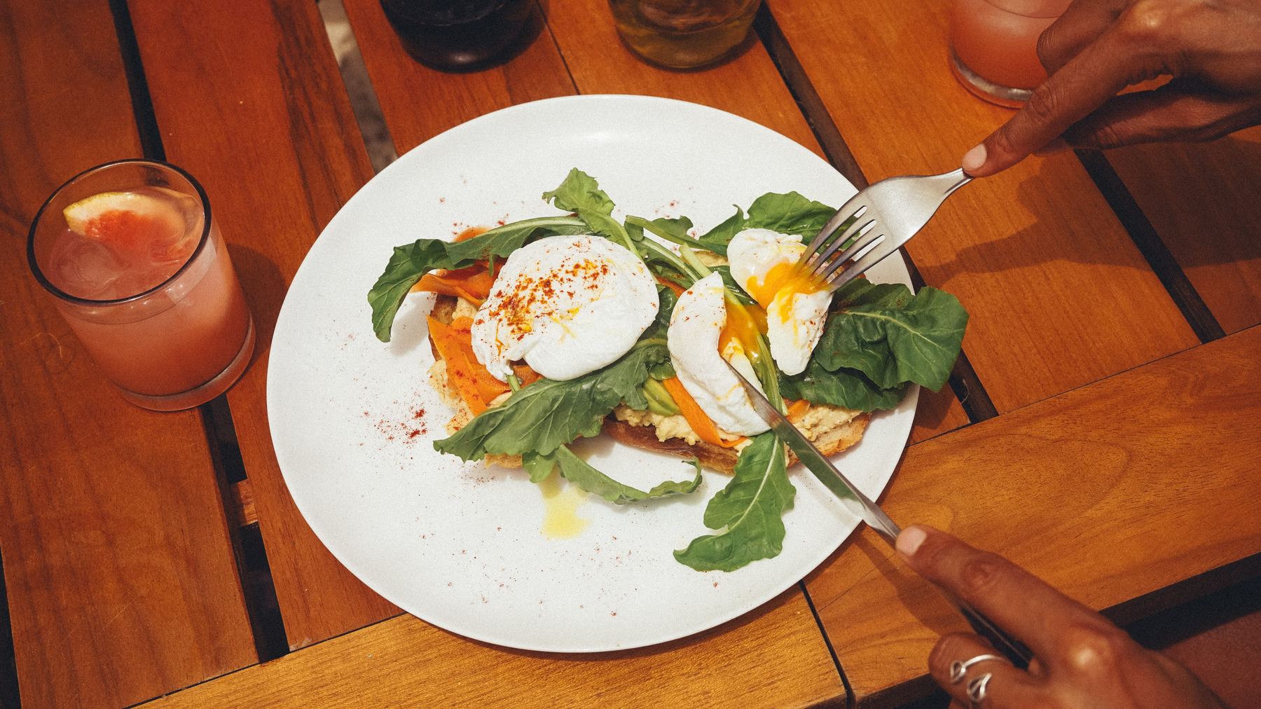 Huevos poché sobre tostada