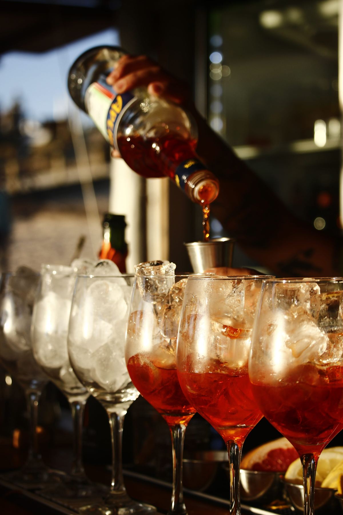 Barman sirviendo tragos