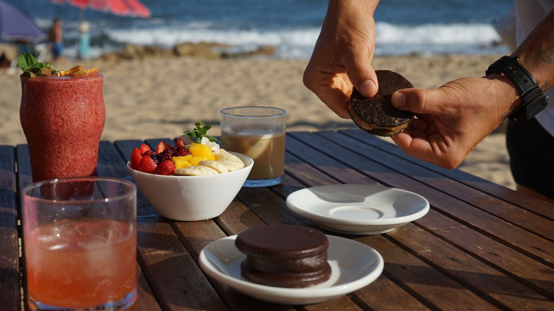 Smoothie y bowl frente a la playa