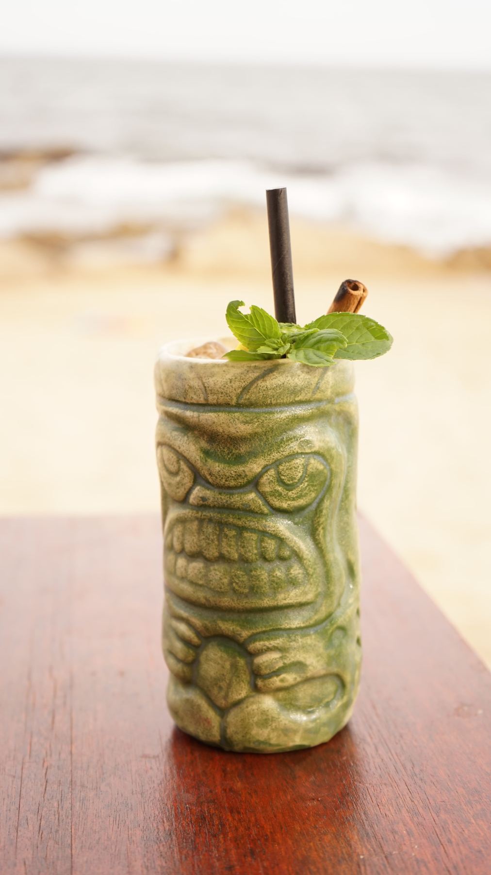 Trago en vaso tiki